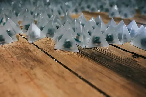 木地板上的小三角灯