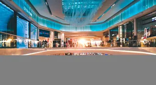 商场内的人，蓝色、白色、混凝土、建筑、中庭、购物中心、购物中心