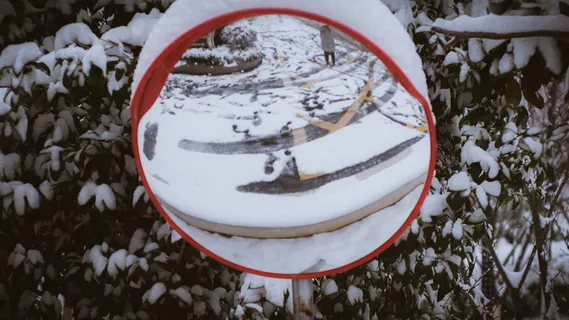 显示人行横道的镜子