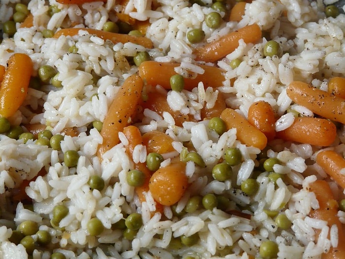 米勺，大米，豌豆，胡萝卜，香肠，意大利饭，蔬菜，营养