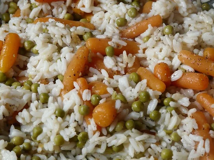 米勺，大米，豌豆，胡萝卜，香肠，意大利饭，蔬菜，营养
