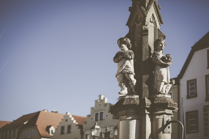 白天的灰色混凝土天使雕像