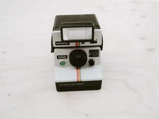 白色宝丽来陆地相机