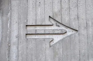 灰色、白色、水泥、墙壁、雕刻、右侧、标志、箭头