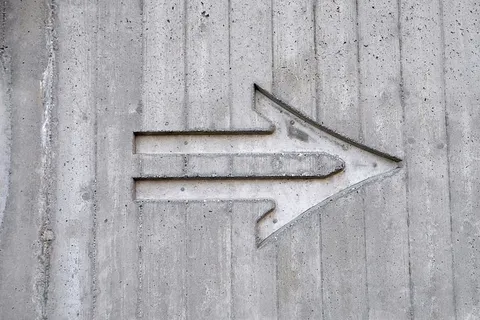 灰色、白色、水泥、墙壁、雕刻、右侧、标志、箭头 灰色、白色、水泥、墙壁、雕刻、右侧、标志、箭头