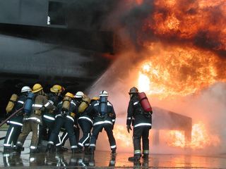 英国，莫尔顿沼泽，消防学院，头盔，制服，飞机，火焰，火灾