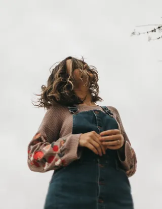 穿蓝色工作服的女人