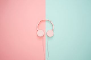 粉色和青色墙壁上的粉色有线耳机