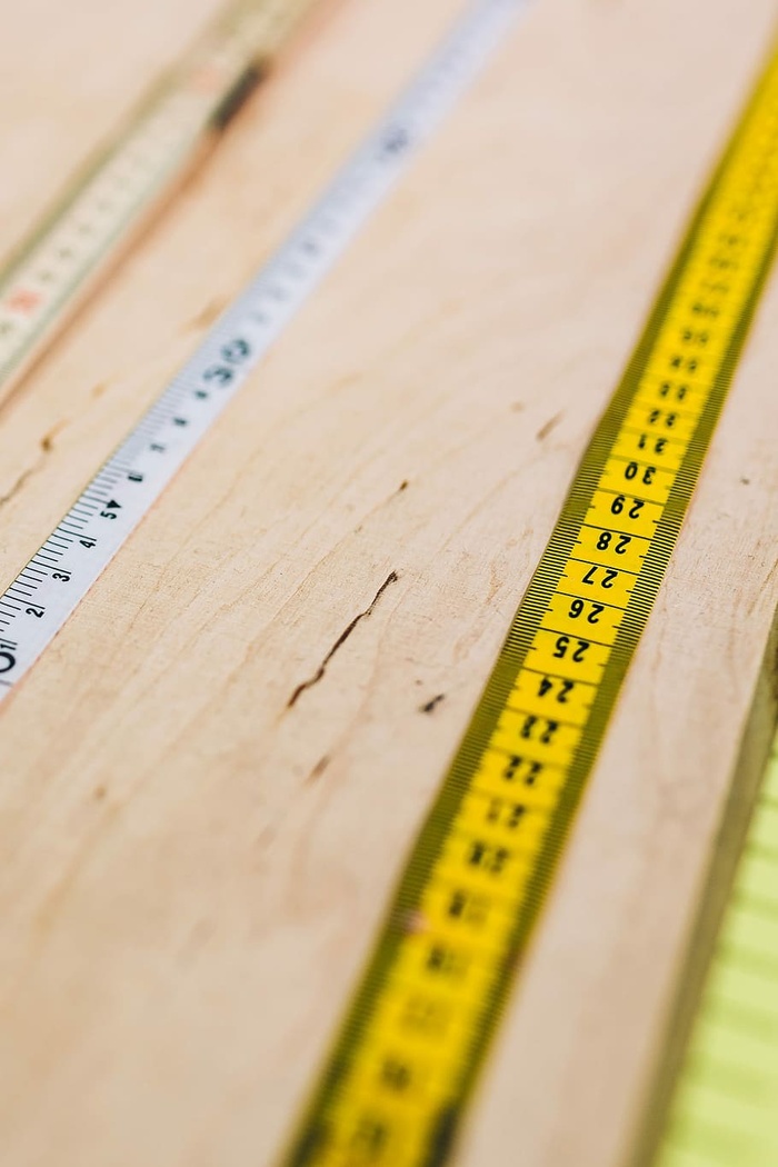 木桌上尺子的特写镜头