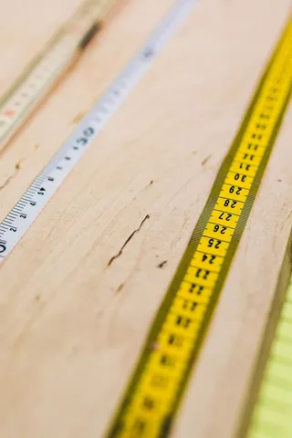 木桌上尺子的特写镜头