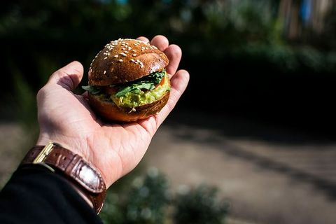 外面有鳄梨酱的迷你汉堡