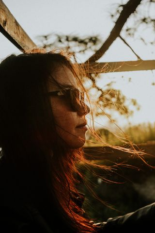 黄金时段戴着黑色太阳镜傻笑的女人