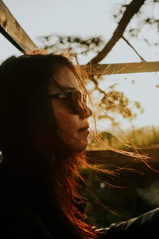 黄金时段戴着黑色太阳镜傻笑的女人