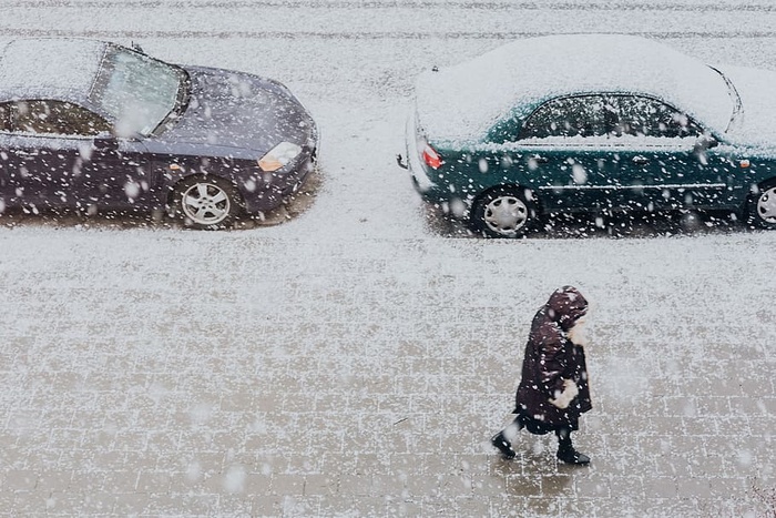 有汽车的雪地街道