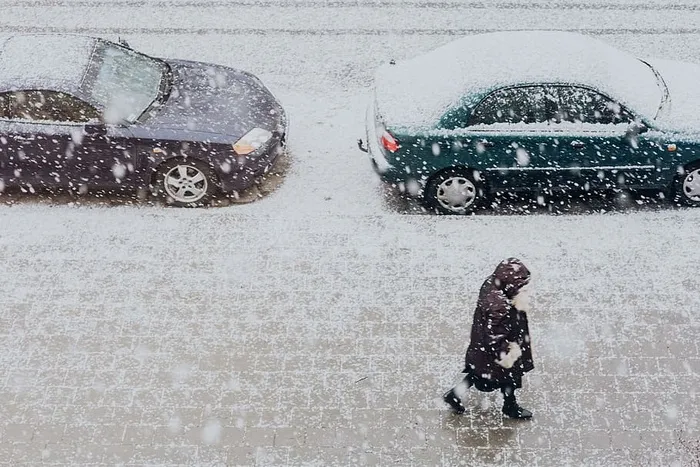 有汽车的雪地街道