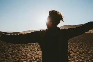 享受风景和阳光的女人