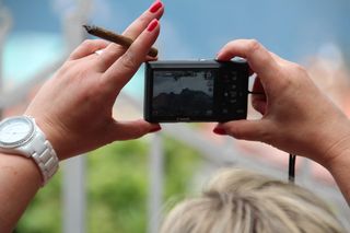 照片、屏幕、显示器、广告、雪茄、摄影主题、技术、人手