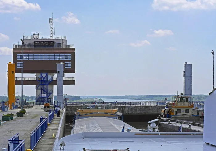 20米长的船闸，几乎到达顶部，闸室充满，控制塔，俯瞰多瑙河平原，斯洛伐克，多瑙河边航道，从加布奇科沃到布拉迪斯拉发