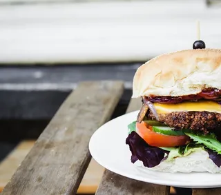 三明治、食品、食品和饮料、汉堡、餐桌、不健康饮食、即食、新鲜度
