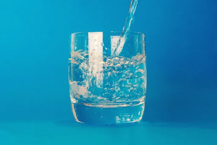 水，倒水，透明，玻璃杯，玻璃，饮料，蓝色，摄影棚拍摄