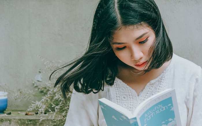 一位女士正在看书的特写照片