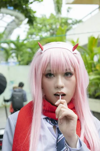 吃棒棒糖的女人