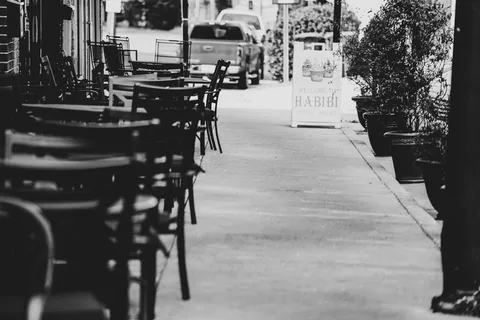 空座位，餐厅，家具，椅子，咖啡馆，路径，食物，自助餐厅