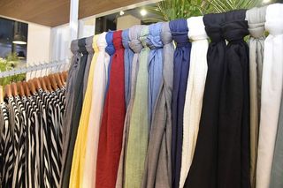 采购产品颜色，围巾，围巾，多，衣服，外套，选择，衣架