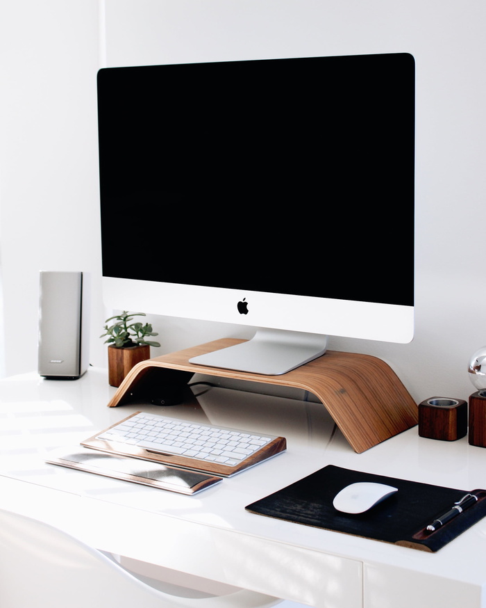 银色imac、棕色、木制、机架、imac、键盘、鼠标、电脑