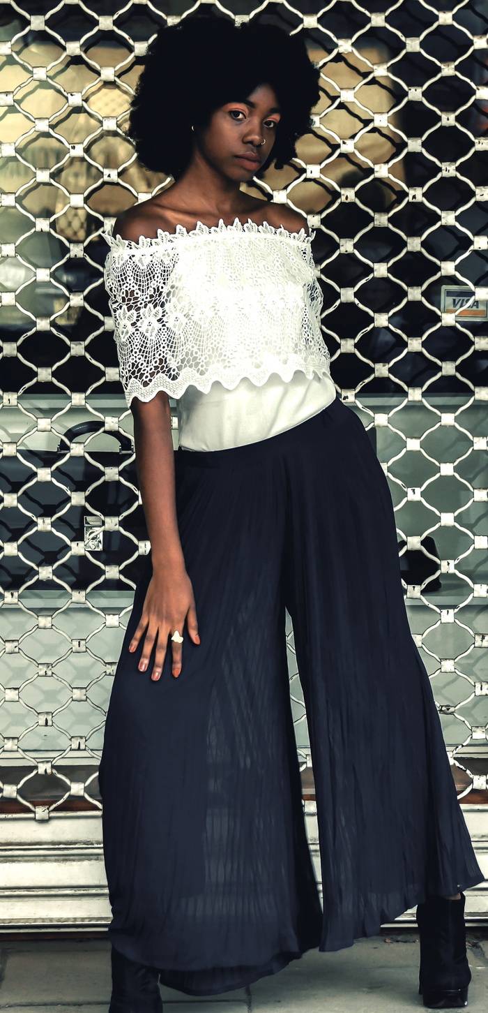 穿白色连体裤的女人