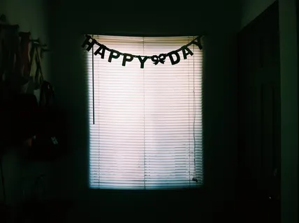 封闭式、白色、百叶窗、深色、房间、窗户、灯光、轮廓