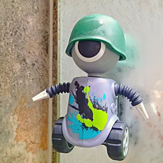 牙刷，马桶，娃娃，角色，镜子，士兵，童年，白天