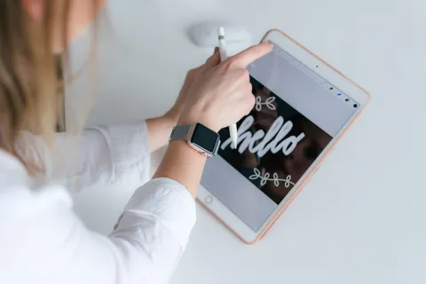 拿着金色Ipad和苹果铅笔的Applewatch女士 拿着金色Ipad和苹果铅笔的Applewatch女士