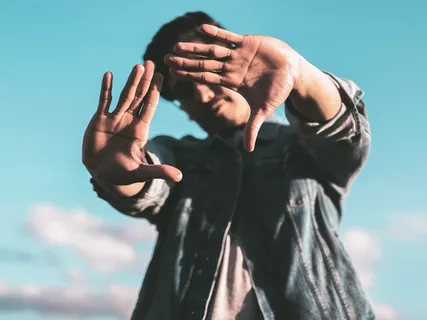 穿着蓝色牛仔夹克的未知名人