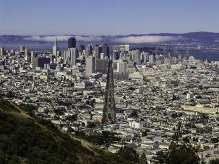 从加利福尼亚双峰看旧金山的城市景观