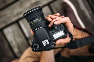 手持单反相机的摄影师