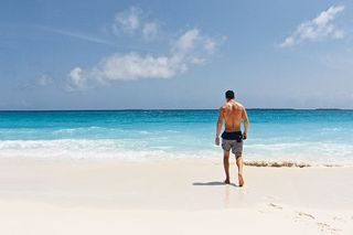 夏日海滩上的男人