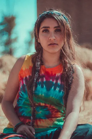 红色、蓝色和橙色扎染背心微距拍摄的女人