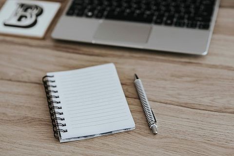 带引号和空笔记本的励志卡片