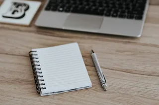 带引号和空笔记本的励志卡片