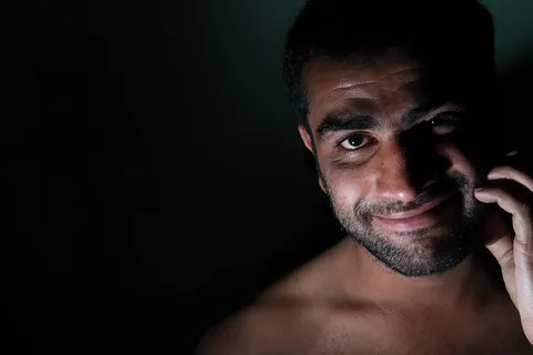 神经病，疯子，精神病，愤怒，肖像，摄影棚拍摄，一人，赤膊上阵