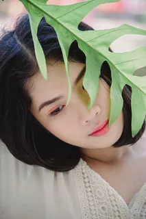 穿白上衣的女人