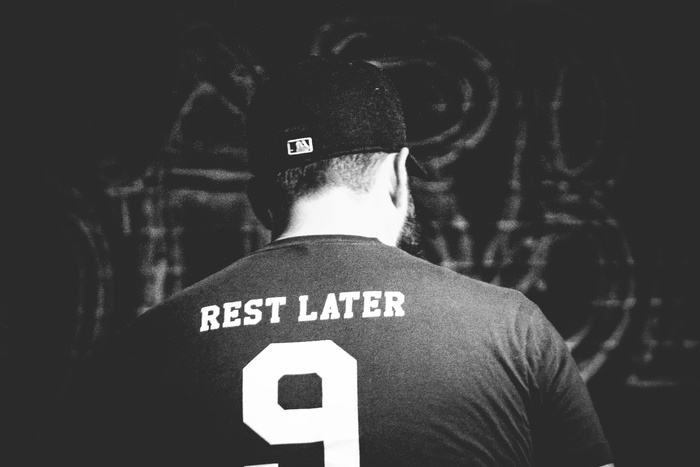 Rest Later 9衬衫的灰度照片