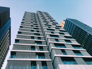 灰色混凝土建筑，建筑，城市，摩天大楼，建筑，住房，城市，高层