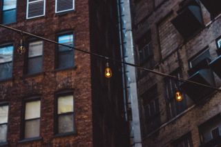 安装在室外建筑物上的一串发光的灯泡