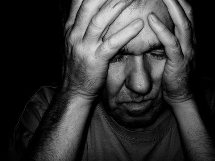 灰色，比例照片，男人，抱着，脸，精疲力竭，精疲力竭，孤独