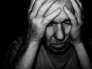 灰色，比例照片，男人，抱着，脸，精疲力竭，精疲力竭，孤独