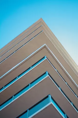 混凝土建筑低角度摄影