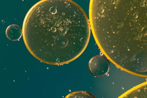 水中油, 油眼, 液体, 摘要, 质地, 宏观, 油, 关闭 水中油, 油眼, 液体, 摘要, 质地, 宏观, 油, 关闭