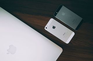 桌上有笔记本电脑和iPhone移动智能手机